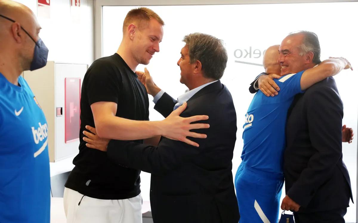 一图流：巴萨正式开始季前备战，拉波尔塔更衣室探望球员