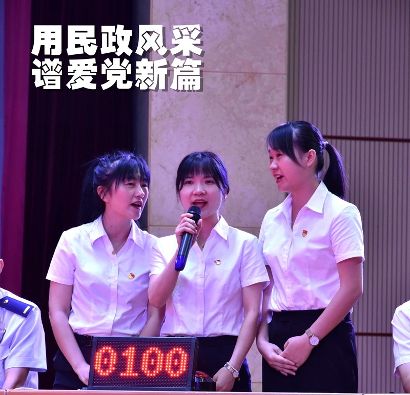 参赛选手斗志昂扬,挑战赛海报的红桃