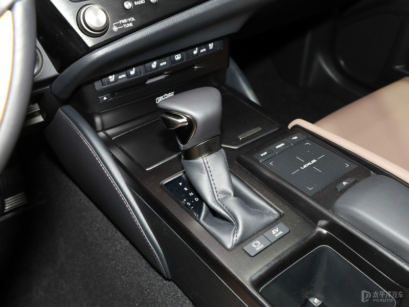 新款起亚嘉华实车曝光,2022丰田皇冠陆放豪华版图片