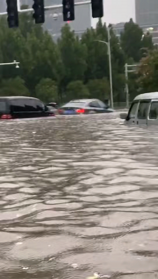 郑州酒店雨夜涨价到2888致歉,郑州暴雨火车站附近酒店涨价