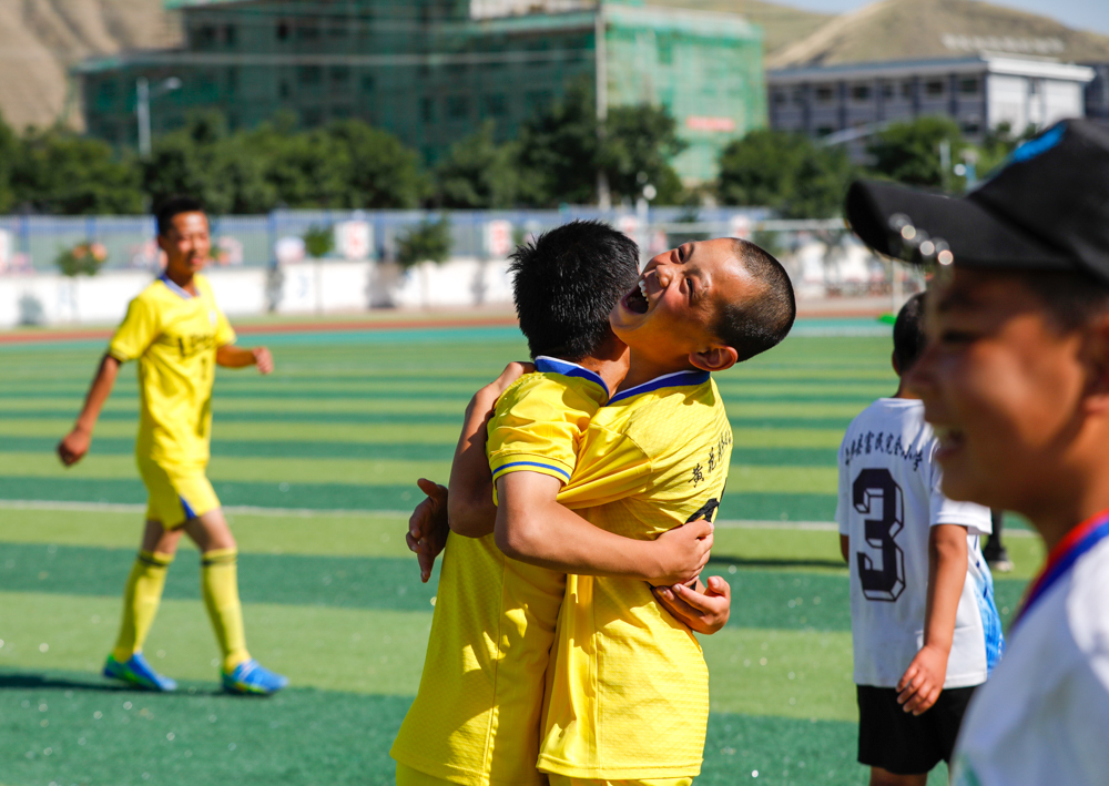 足球看台上的感人时刻,足球场上的感动瞬间文章