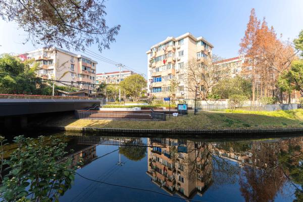 拆掉240米长围墙后，紧邻上海内环的这4个老公房小区，开始“逆袭”