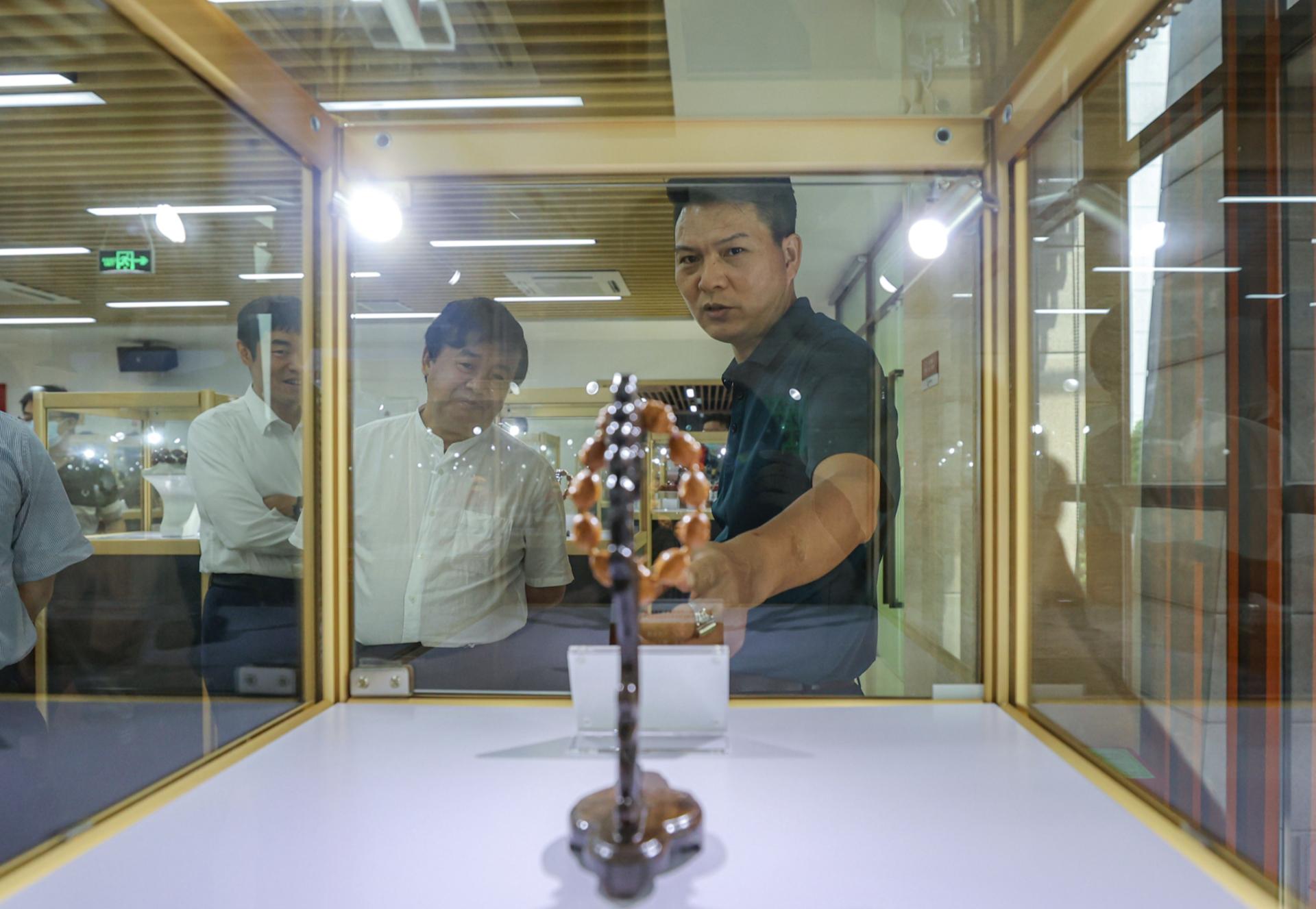 航城街道举办核雕展庆祝建*党**100周年