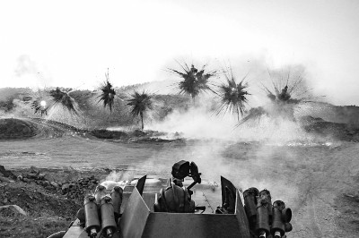 铭记光辉历史续写强军新篇——中国*产党共**领导人民*队军**建设发展的回望与思考