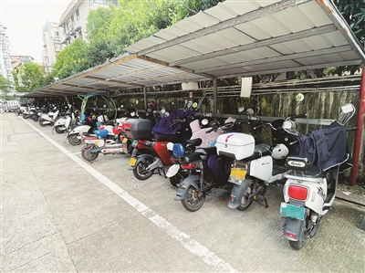 温州新闻网丨消防新规8月1日起实施电动自行车违规停放、充电最高罚一万元电动车停放有点乱灭火器配备有点缺