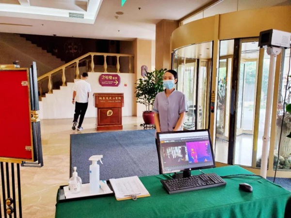 坚守一线抗击疫情,向支援一线抗击疫情的人员致敬