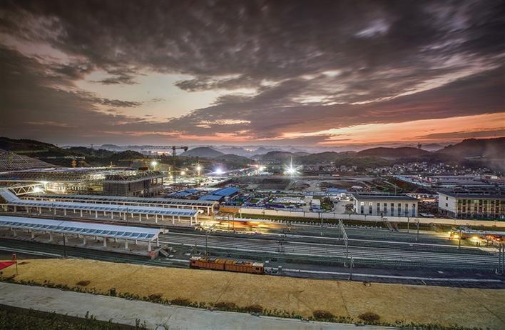 奋力书写“矮寨不矮时代标高”的“吉首答卷”