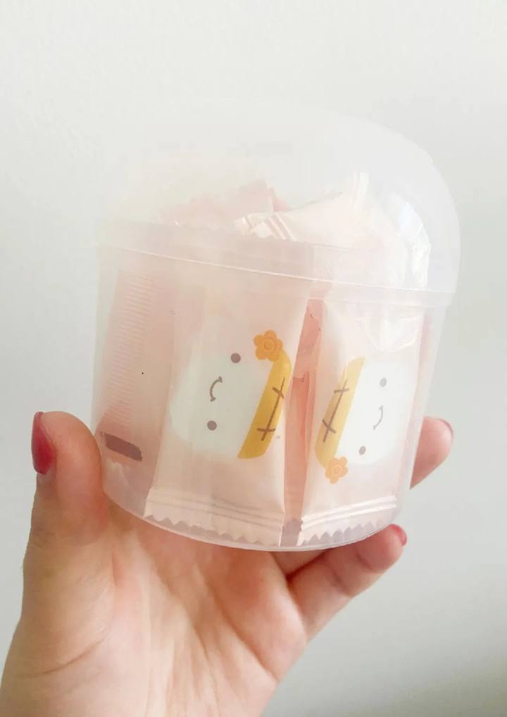 以为是颗奶糖，结果从嘴里拉出一张“人脸”？杭州的日用品超市里也有，包装和糖一样，但是不能吃啊……