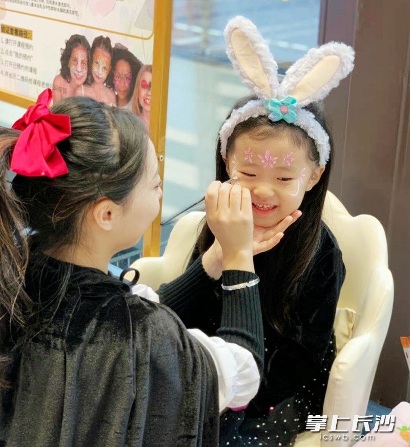 天气回暖遛娃,天气热了遛娃去商场