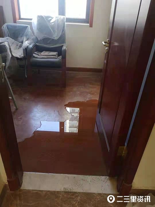 房子刚装修完木地板下面漏水,收房后卫生间渗水到木地板