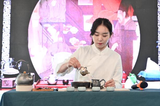 亮得闪眼!不负众望街区梦祥银用银器挂满展示墙