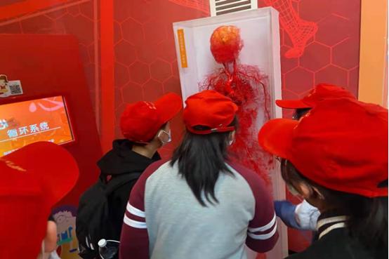 乐游科技课堂畅想秋日时光二七区嵩山路学校师生走进郑州市科技馆