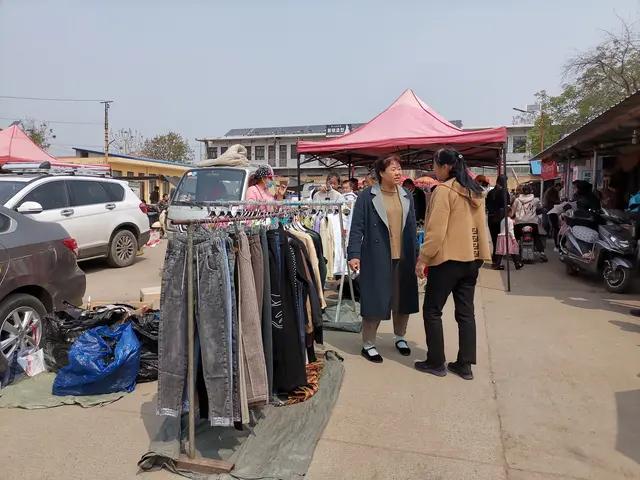 摆地摊创业卖什么东西最赚钱,乡镇摆地摊卖什么小东西最赚钱