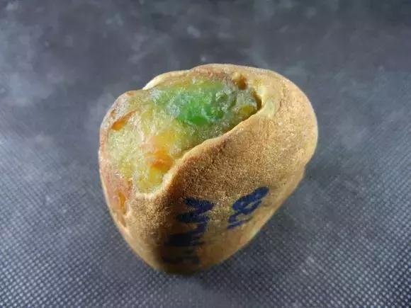 见惯了宝玉石，它的原石长啥样？有些毫不起眼，捡到千万别丢……