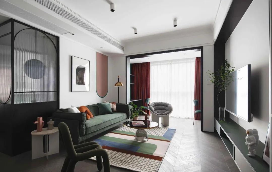 线条、色块和潮玩，这个89㎡比想象中还有料