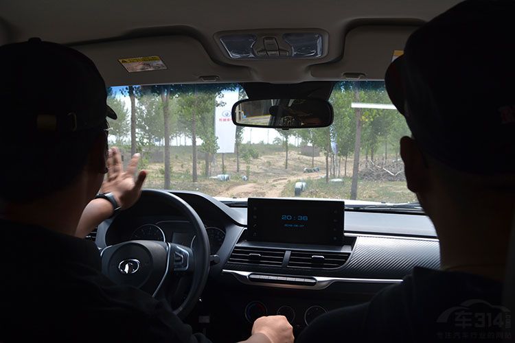 19款长城皮卡风骏7越野视频,中国生产的6驱皮卡