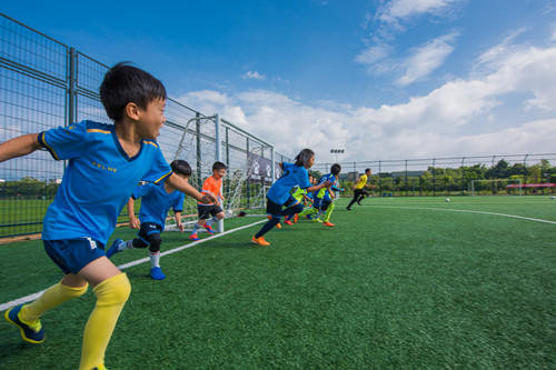 昆明青少年足球暑假培训班,昆明暑假儿童足球训练营封闭式