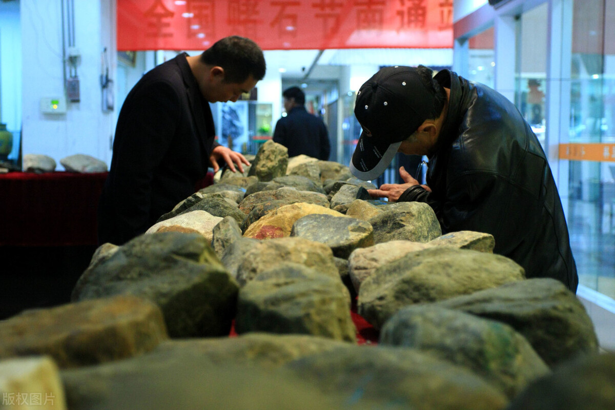 网络直播赌石骗局大揭秘,直播间赌石骗局先付钱打20万