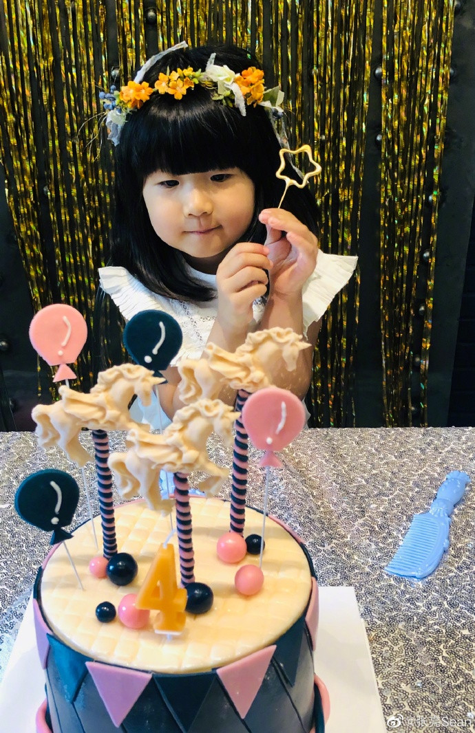 张亮晒女儿生活照,张亮两岁女儿近照曝光萌态十足