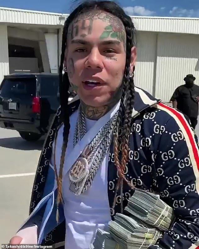 美国24岁嘻哈歌手炫富升级,美国嘻哈歌手炫富