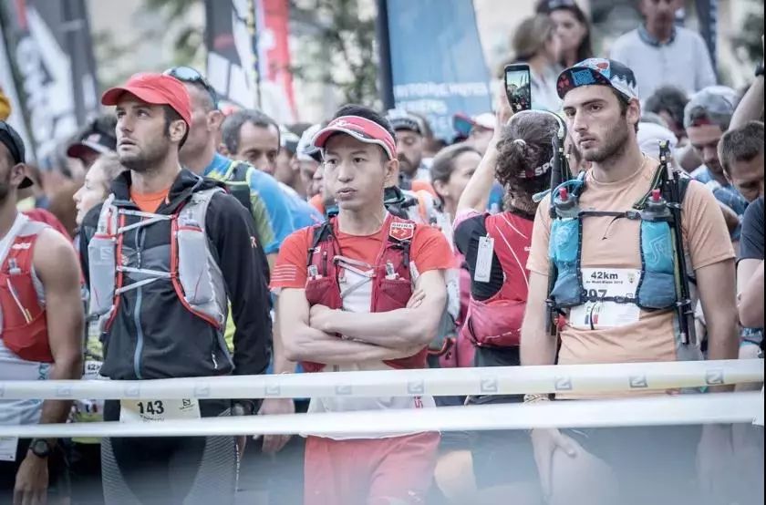 人物|踢着足球跑完首马！他说：做荒唐事才是正经事