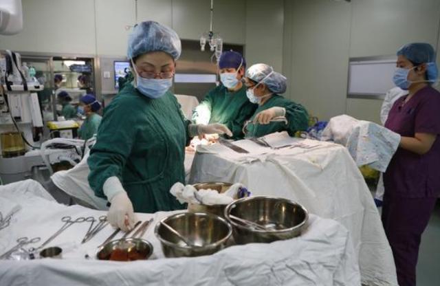 生娃结束,男医生突然把手伸进产道,得知原因后产妇感激不尽