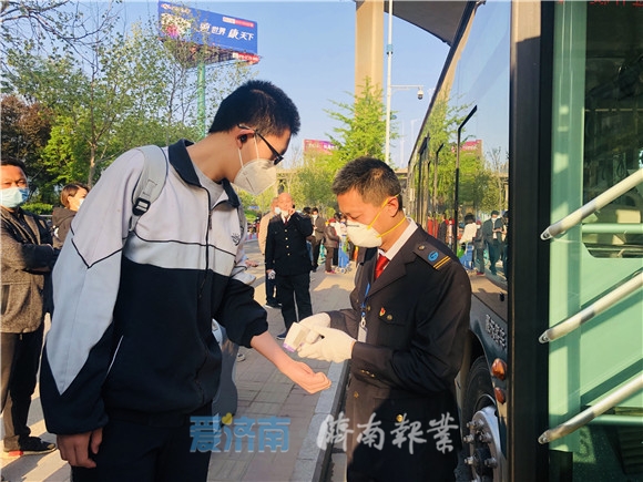 24条复学定制公交今天正式开通运营为435名学子提供家校“点对点”定制出行服务
