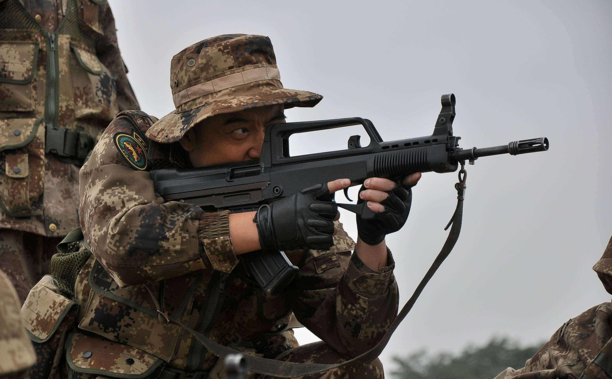 95式好打吗？中国男足*安泰**实弹射击5发49环，手枪打出这成绩更难