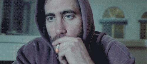 女人吸烟也是对自己的一种保护,都说女生抽烟不好