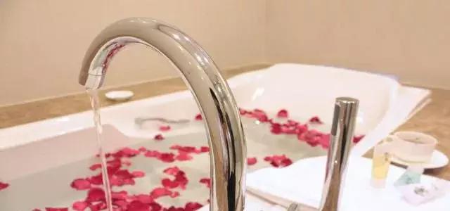 天生皮肤黑怎么调理能变白,天生皮肤黑的男生怎么变白