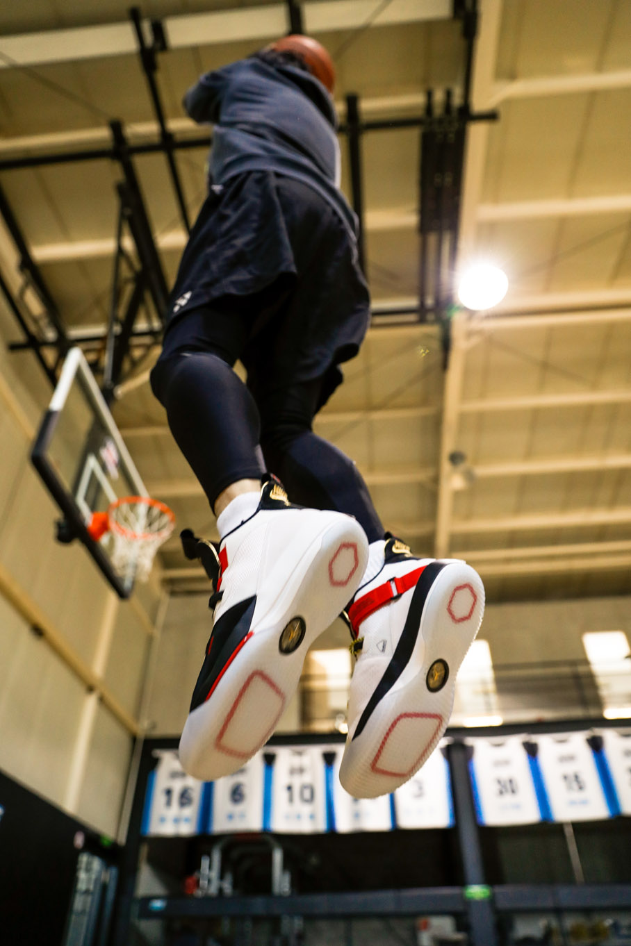 aj33上脚,aj33卡脚怎么破