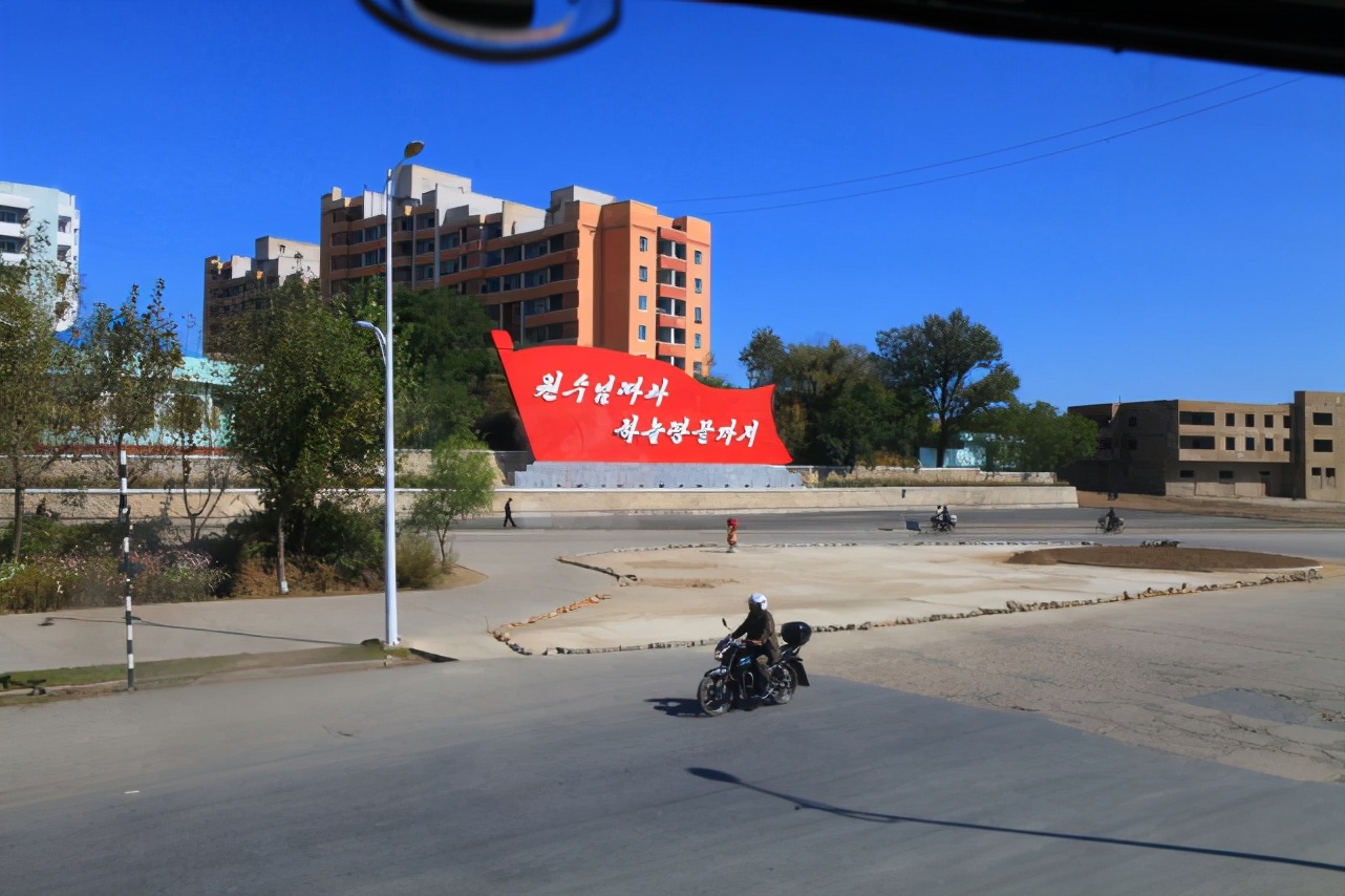 朝鲜有没有假货,朝鲜街头广告牌