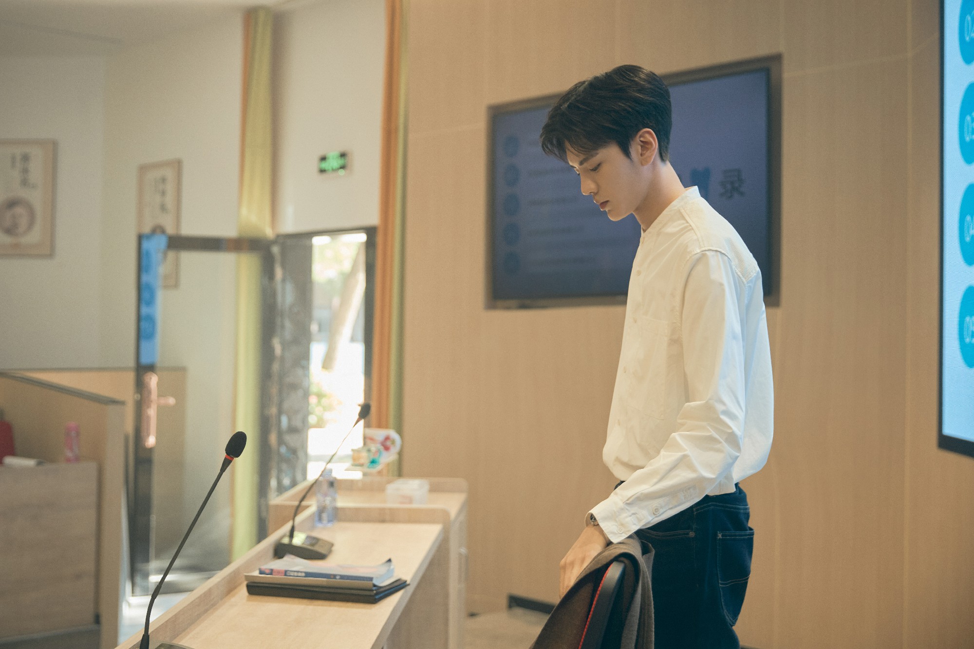 世界微尘里毕雯珺举手哪一集,世界微尘里毕雯珺白西装