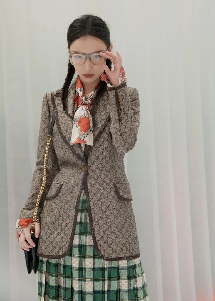 倪妮同款丝巾,赵薇钟爱精简风搭配