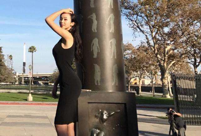 她是足球主播，直播生涯因泳衣掉落意外爆红网络，如今26岁仍单身