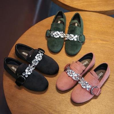 究竟该不该给孩子买大一码的鞋子,孩子穿大一点的鞋好还是小的好