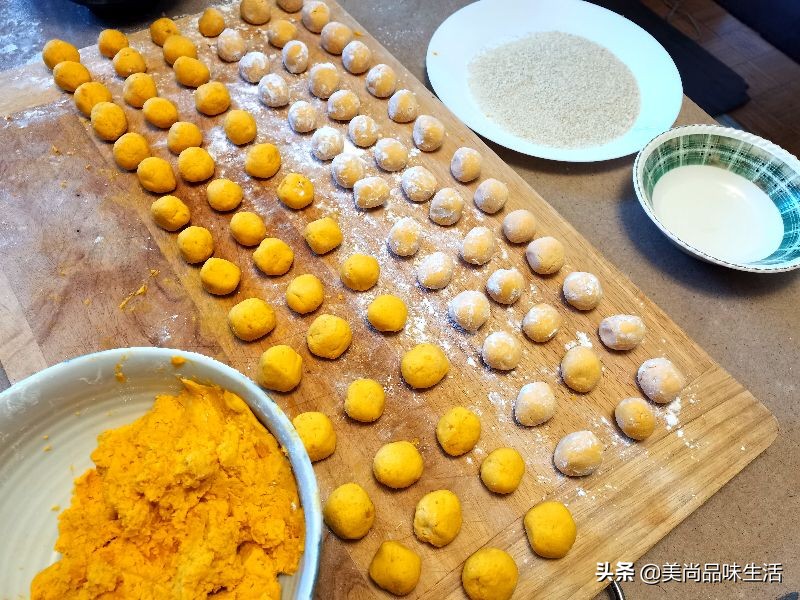 做芝麻丸子的过程中蜂蜜要加热吗,干炸丸子放熟芝麻还是生芝麻