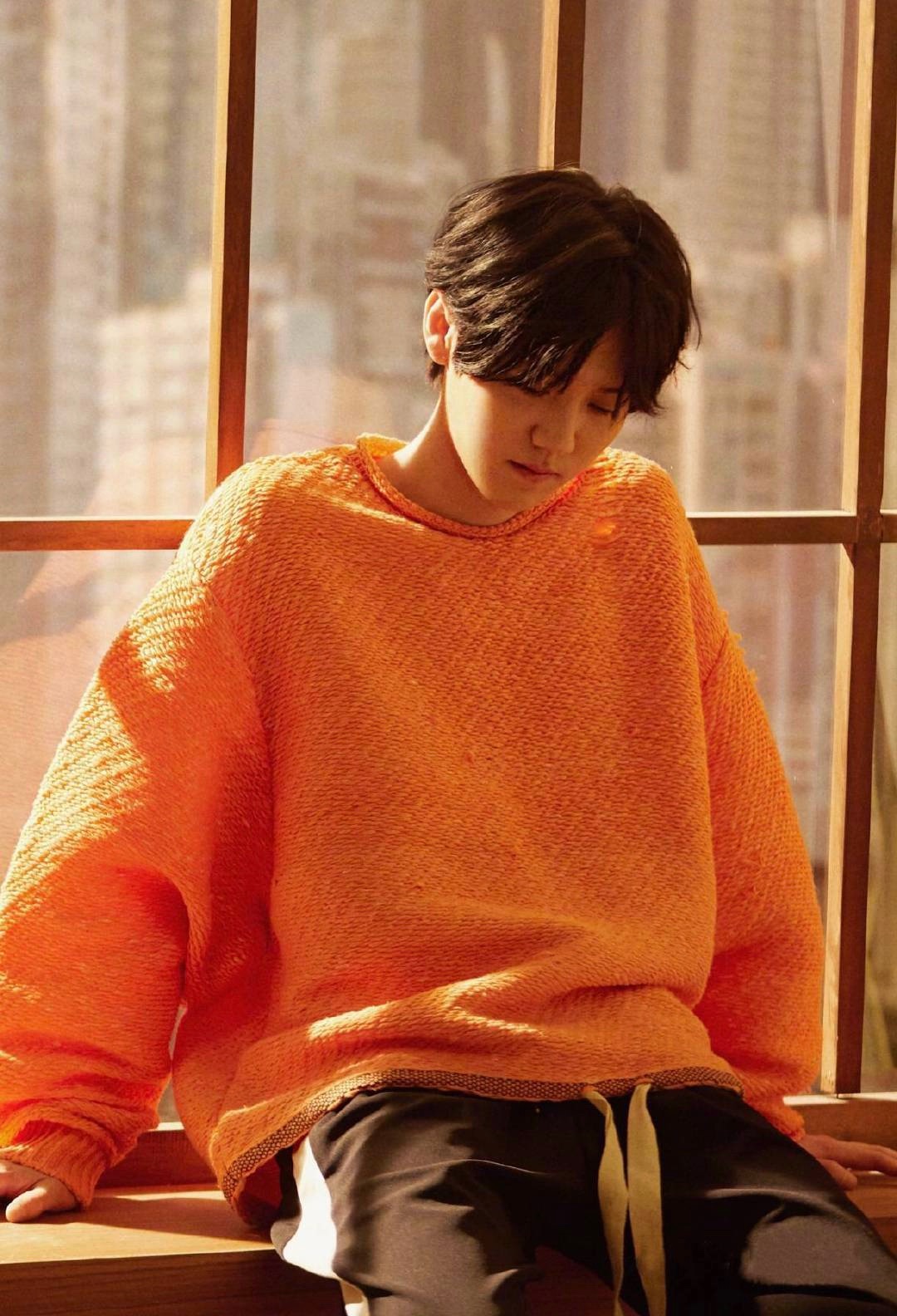 鹿晗红白运动装足球,鹿晗玩足球