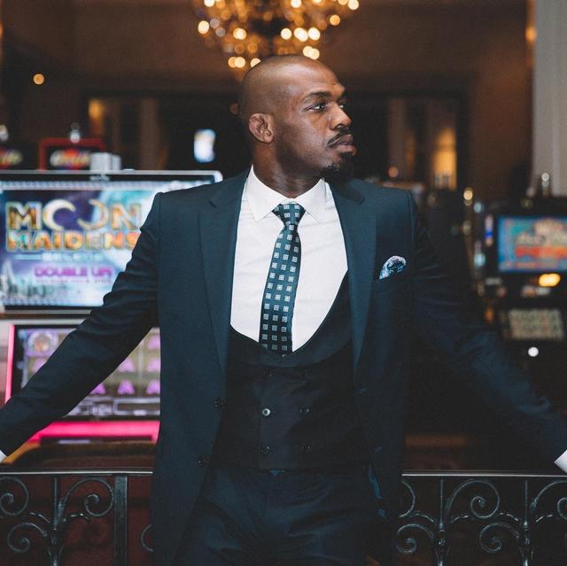 白大拿评价骨头琼斯打纳干诺,骨头琼斯降服盖恩白大拿反应