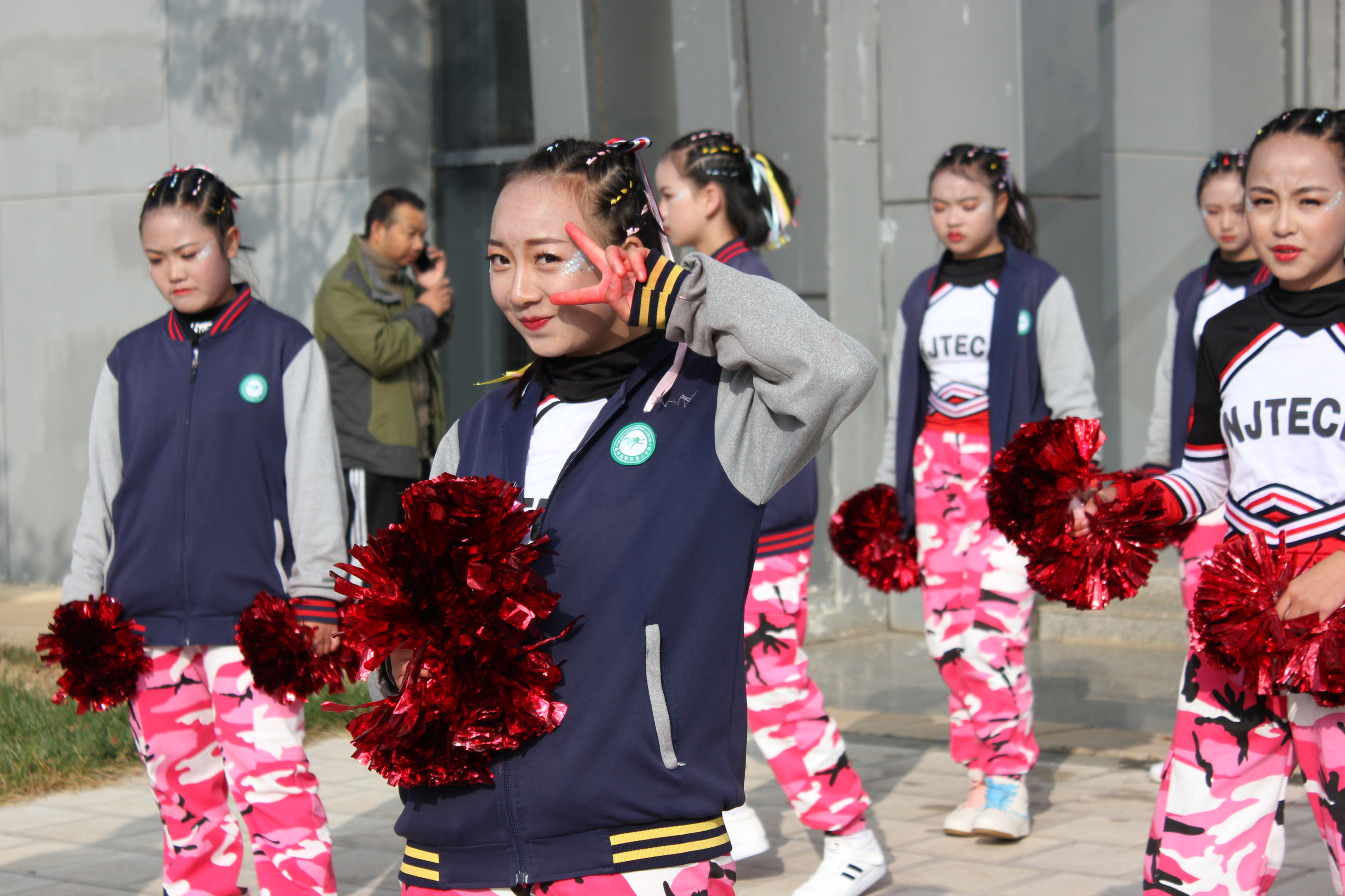 花球啦啦操校园运动会,校园足球啦啦操第二套队形展示