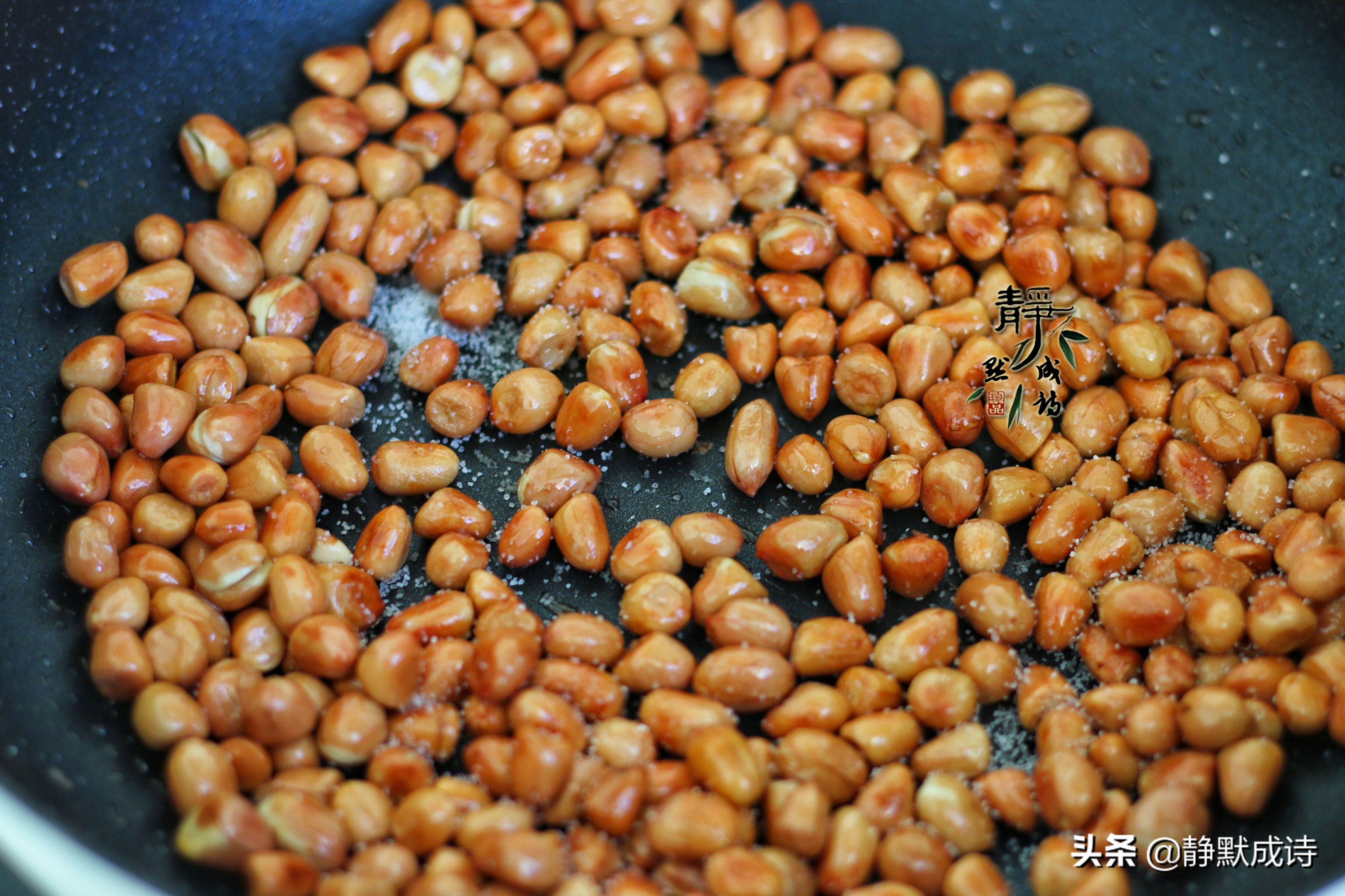 油炸花生米放了几天不脆了怎么办,油炸花生米返潮怎么用微波炉