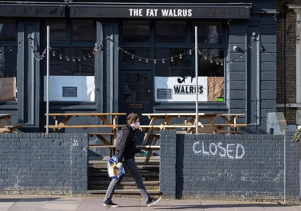 病毒放不倒英国人,酒可以