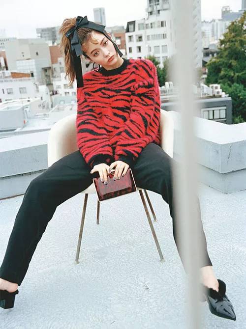 色彩丰富鲜艳的穿搭冬日,穿搭色彩运用