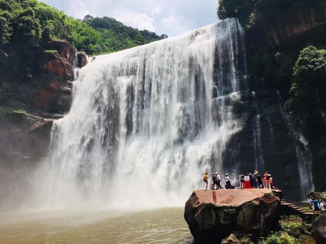 遵义赤水丹霞瀑布比黄果树更大的瀑布，尽然很多游客不知道这里