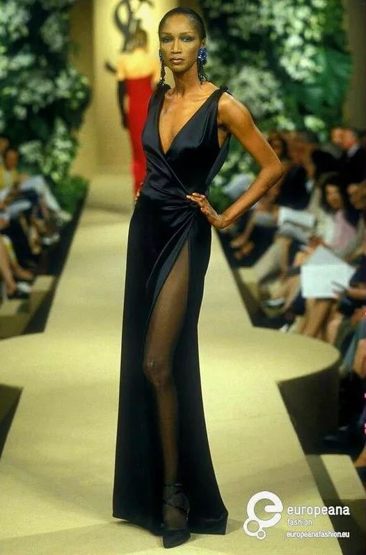 那个卖口红的YSL,教会女孩不色情的穿黑*袜丝**