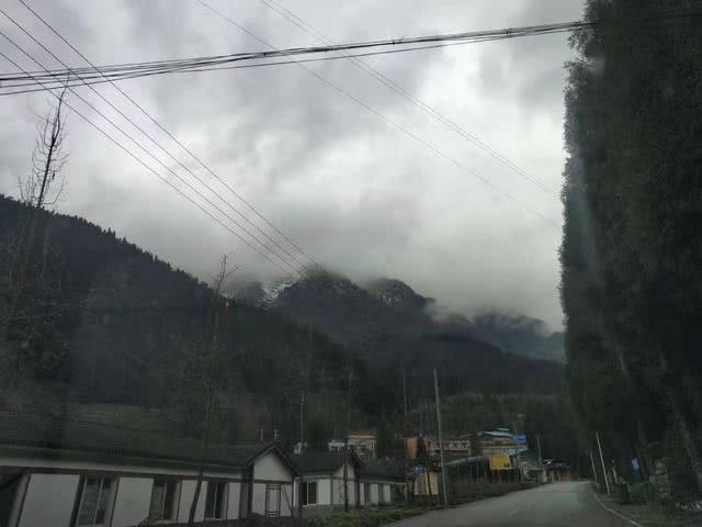 卧龙谷银厂沟,银厂沟两山合拢现状