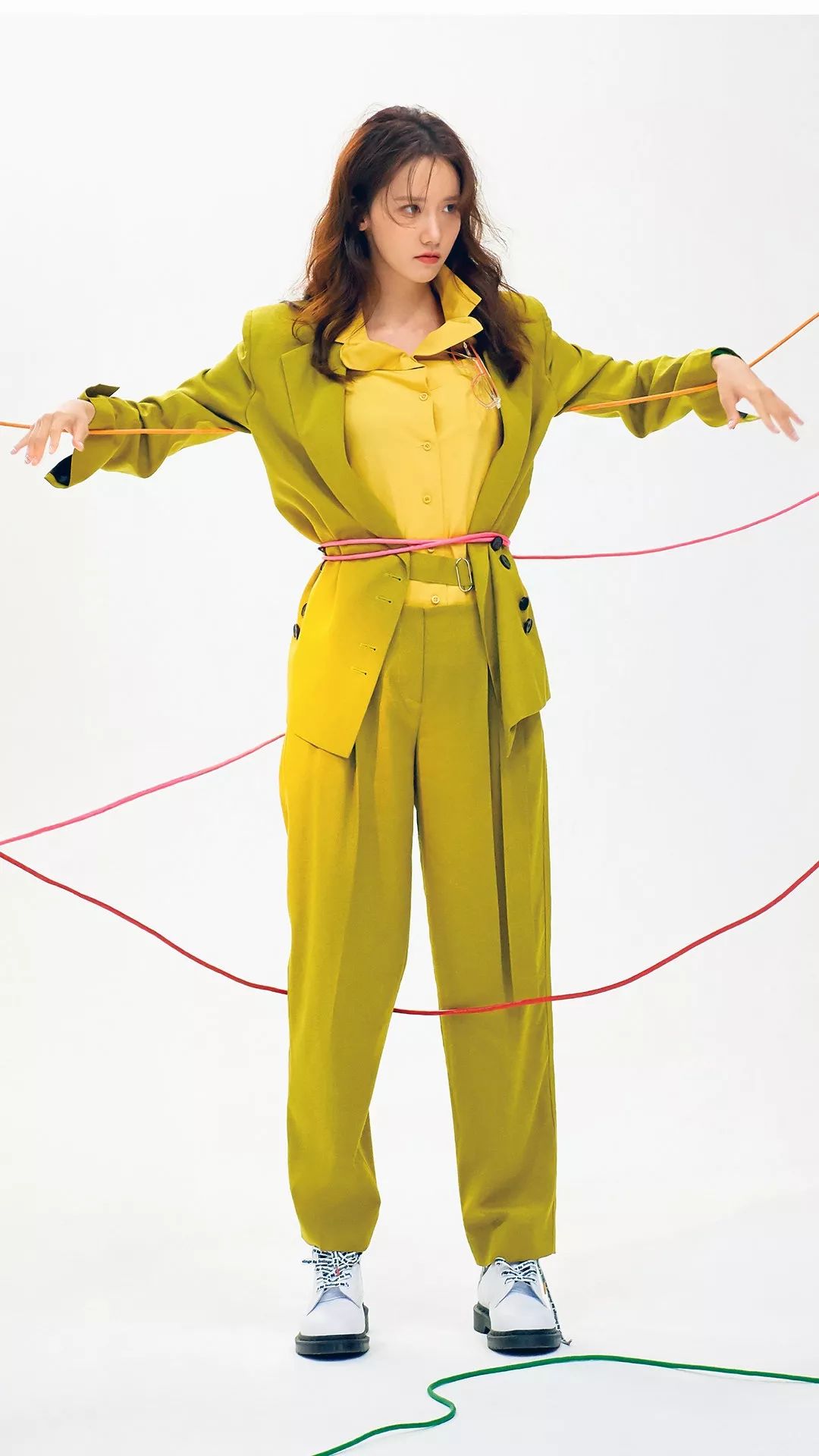 “南韩童颜”林允儿真低调,一身校园风背带裤太乖巧,哪像29岁