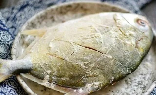 红烧白鲳鱼的家常做法简单又好吃,鲳鱼的做法大全家常红烧酸菜鱼