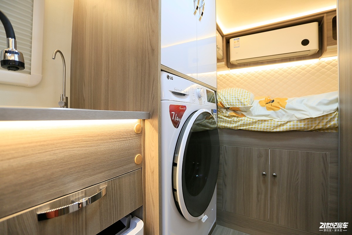 性价比入门房车,新飞国六平头轻卡房车