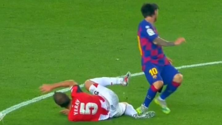 梅西受争议判罚,梅西遭飞踹造红牌全过程